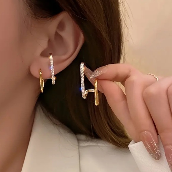 NEW Minimalistic Elegant 14k Gold Little Diamond Simple Evening Stud Earrings - Picture 4 of 5